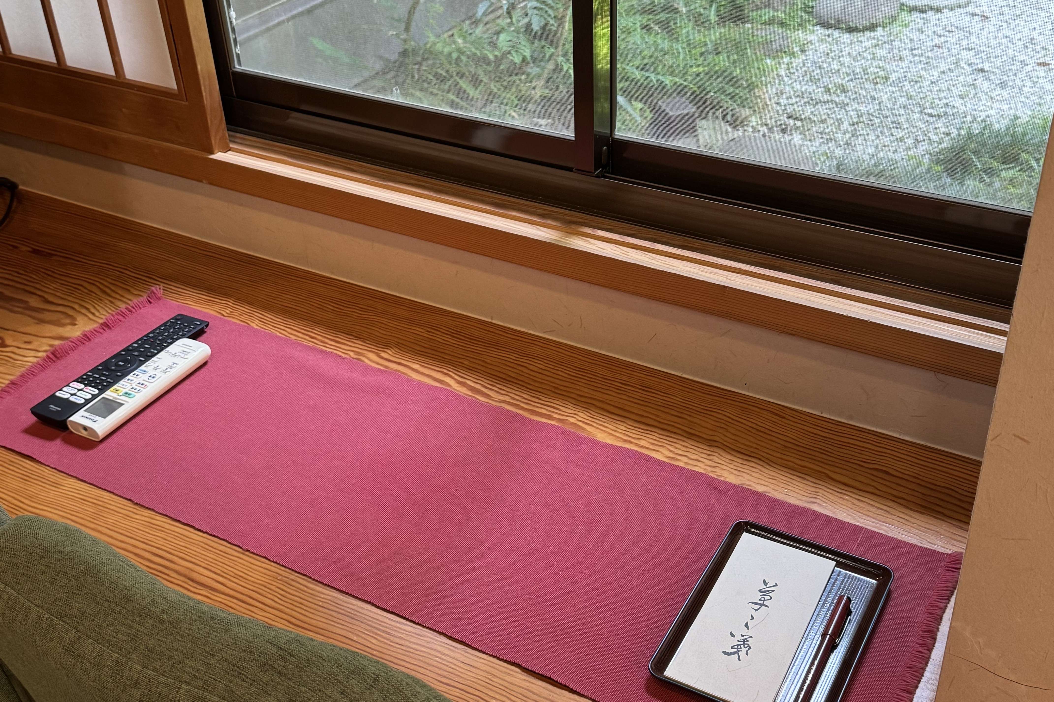 136B96B6-23CB-4382-BC8D-1C1A8F4F8ED8